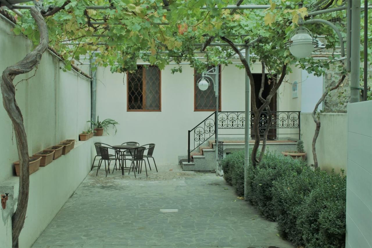Happy Camper Hostel Yerevan Exterior photo